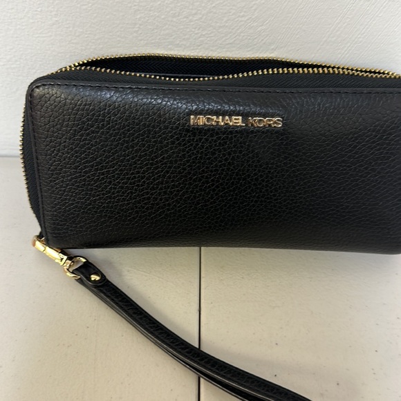 Michael Kors full zip wallet in great condition black some wear inside - Picture 2 of 4